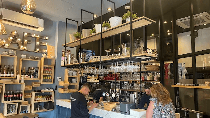 Le comptoir et l'équipe de La Bonne Excuse à Arras